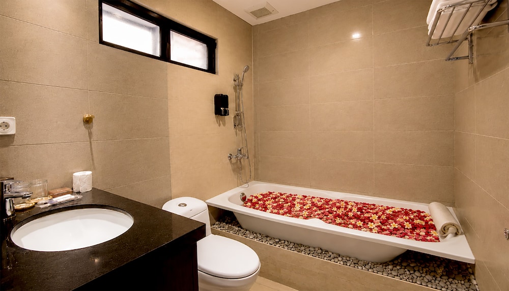 غرفة ديلوكس بسرير كينج بإطلالة على المسبح، The Visala Boutique Suites Seminyak 7/10