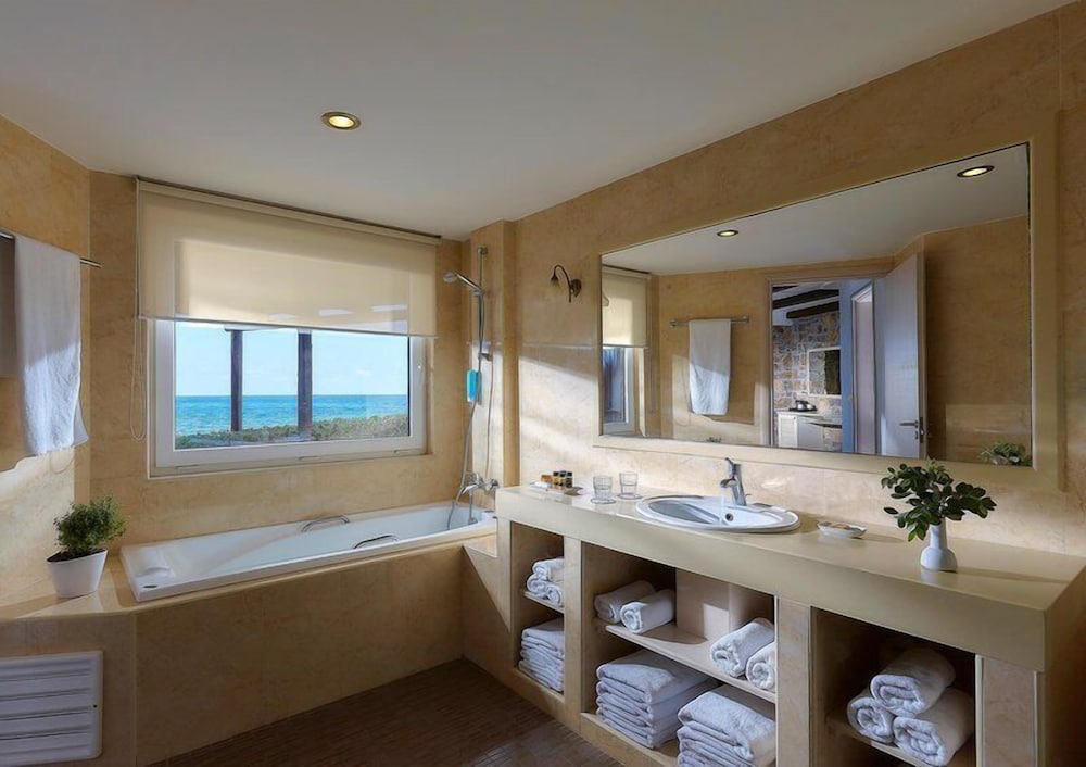 Alexander Beach Hotel & Village Resort in HERSONISSOS
