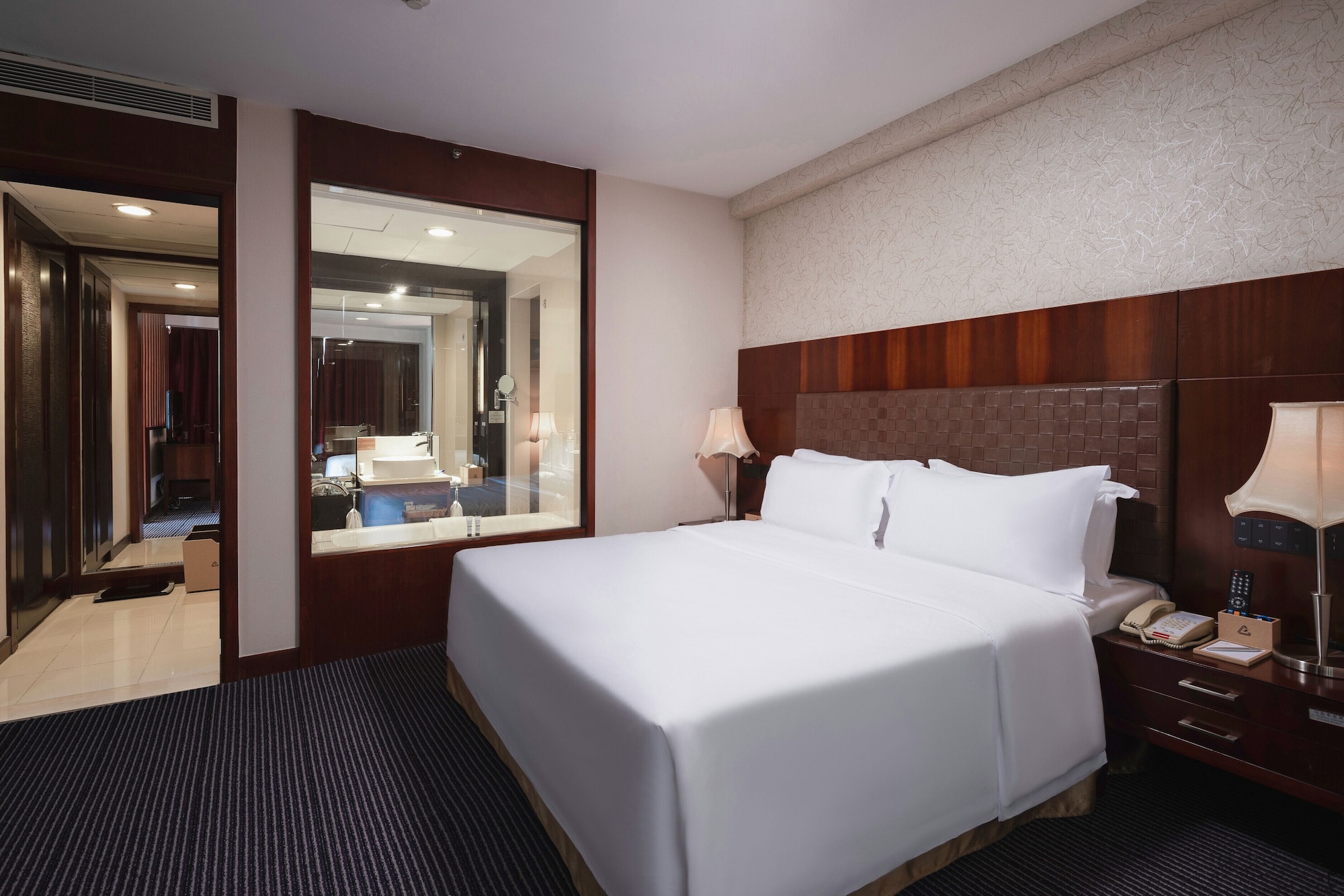 DELUXE, SUITE
