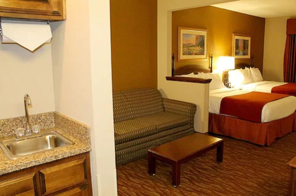 Auburn Place Hotel &amp; Suites - Paducah 6/26