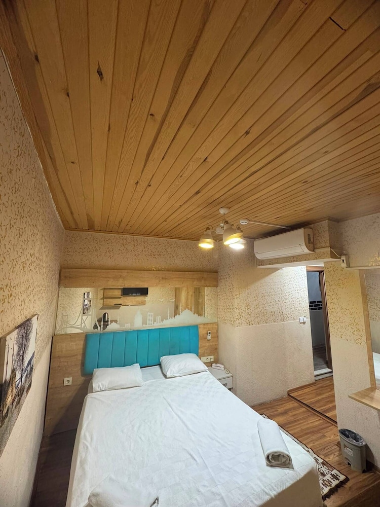 Megaron Hotel 36/62