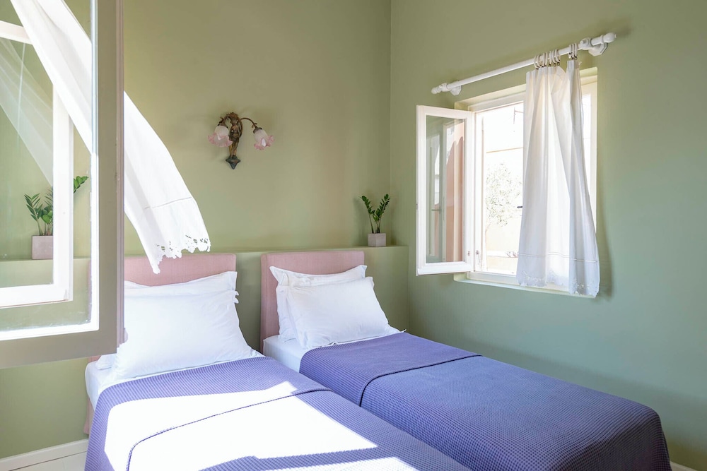 2 BEDROOMS, FAMILY, HOUSE, SEA VIEW, COURTYARD AREA