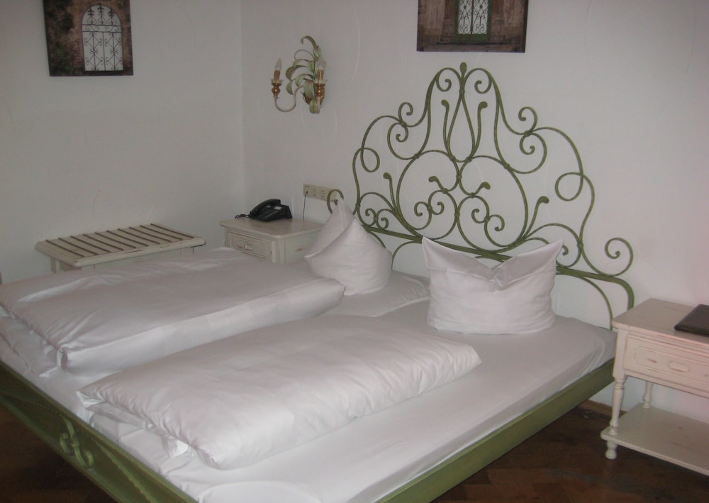ROOM, QUADRUPLE