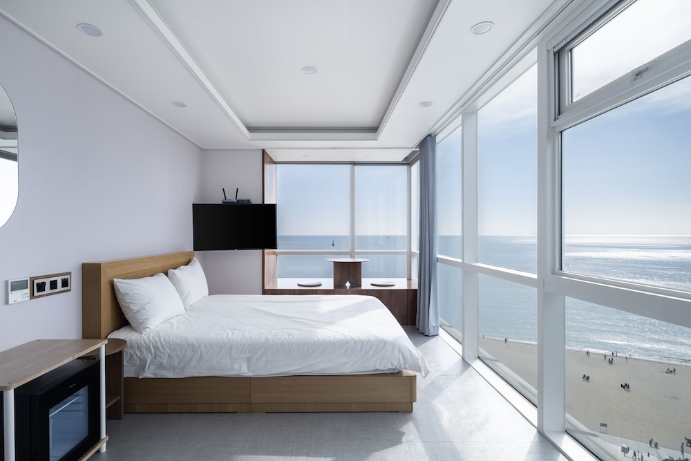 DELUXE, DOUBLE BED