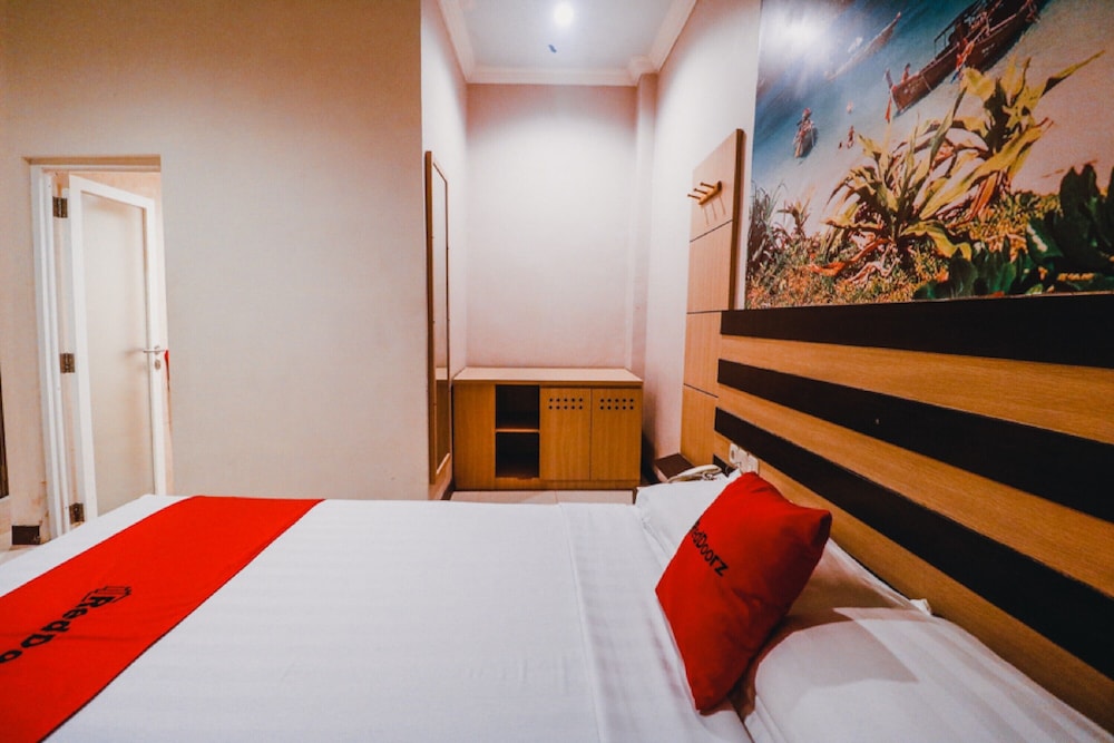 Reddoorz Plus Near Makassar Town Square 12/21