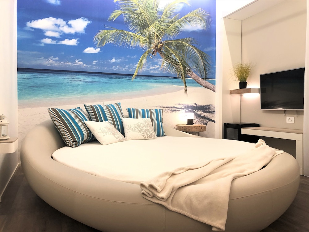 Deluxe, Studio, Suite, Queen Bed, Beach Front, Sea View, Sofa