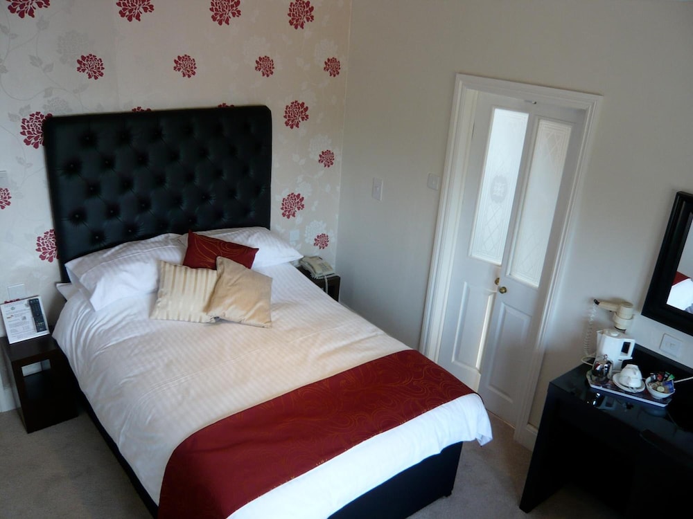 Queenswood Hotel 12/45