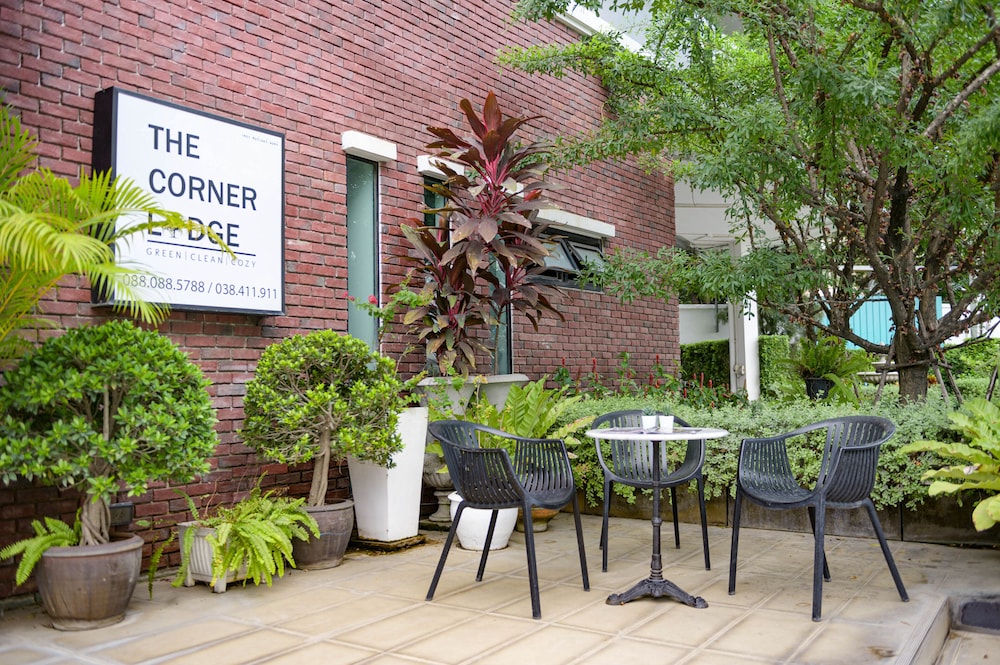 The Corner Lodge 43/50