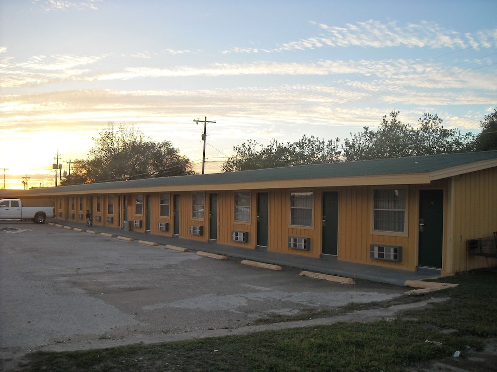 Tropicana Motel 1/28