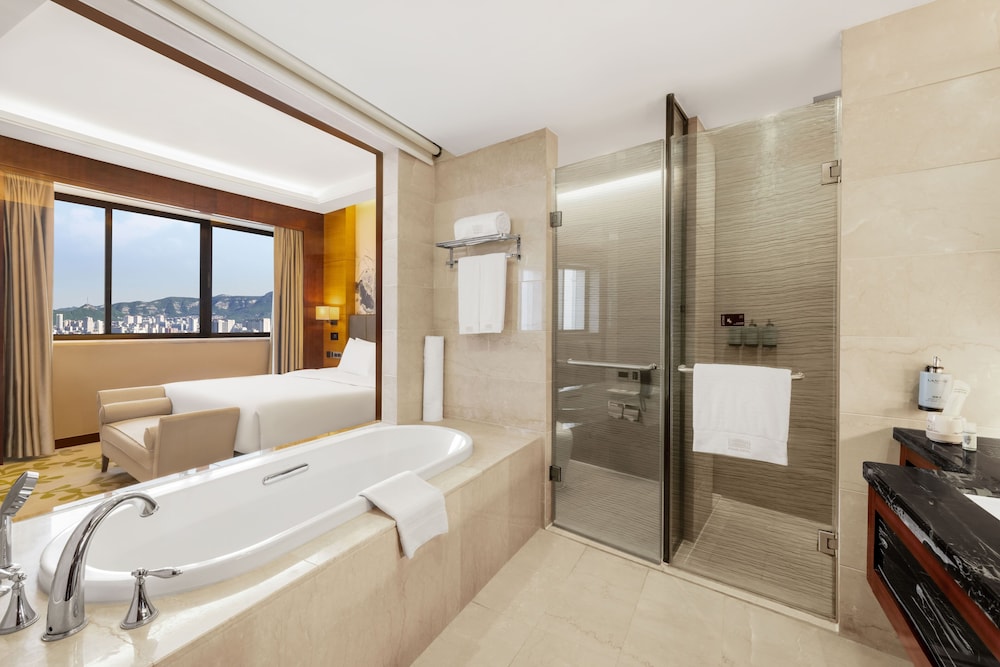 Enlux Hotel (Baotu Quanquan City Plaza) 57/59