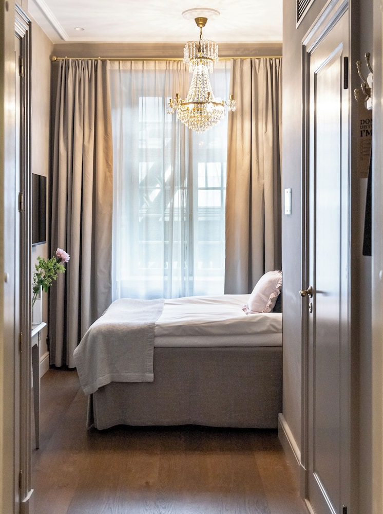 ROOM, SINGLE