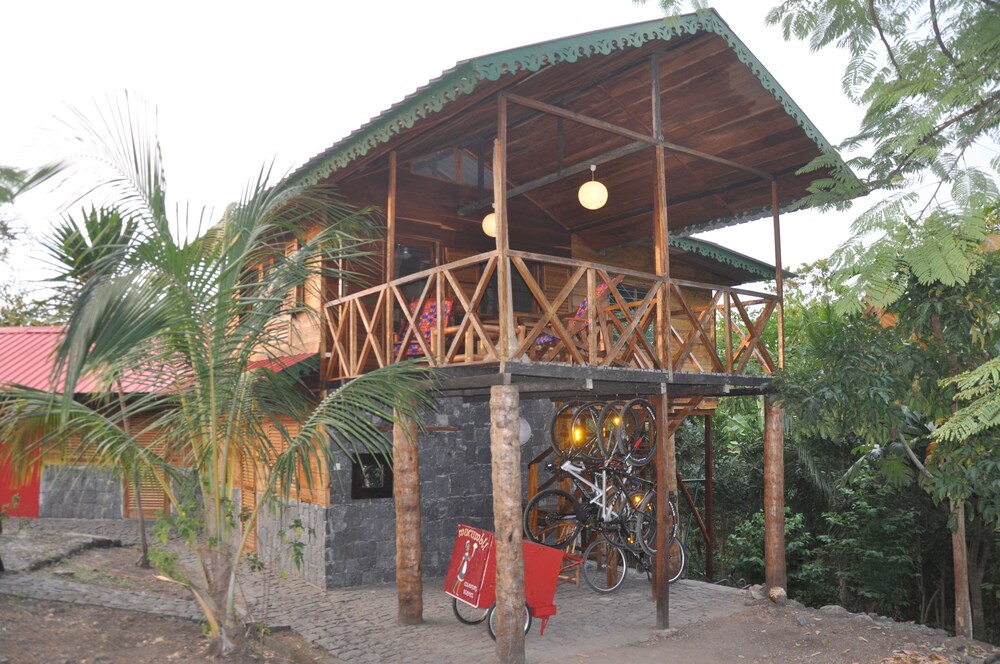 Mucumbli Hotel 4/48