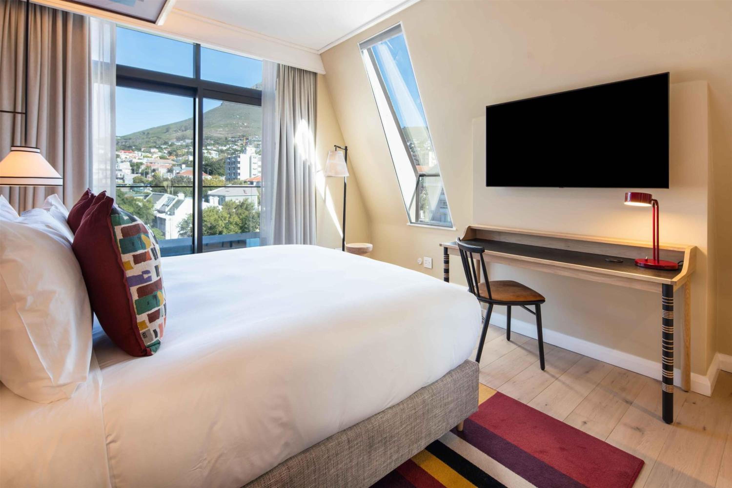 DELUXE, KING BED, MOUNTAIN VIEW