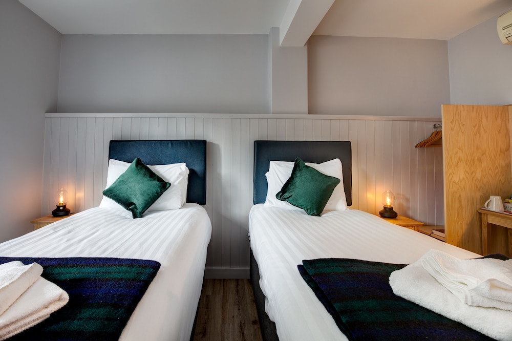 ROOM, TWIN BEDS