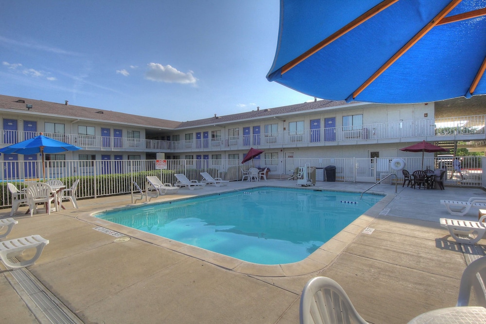 Motel6 San Antonio, TX - Six Flags Fiesta TX/La Cantera Area 36/44