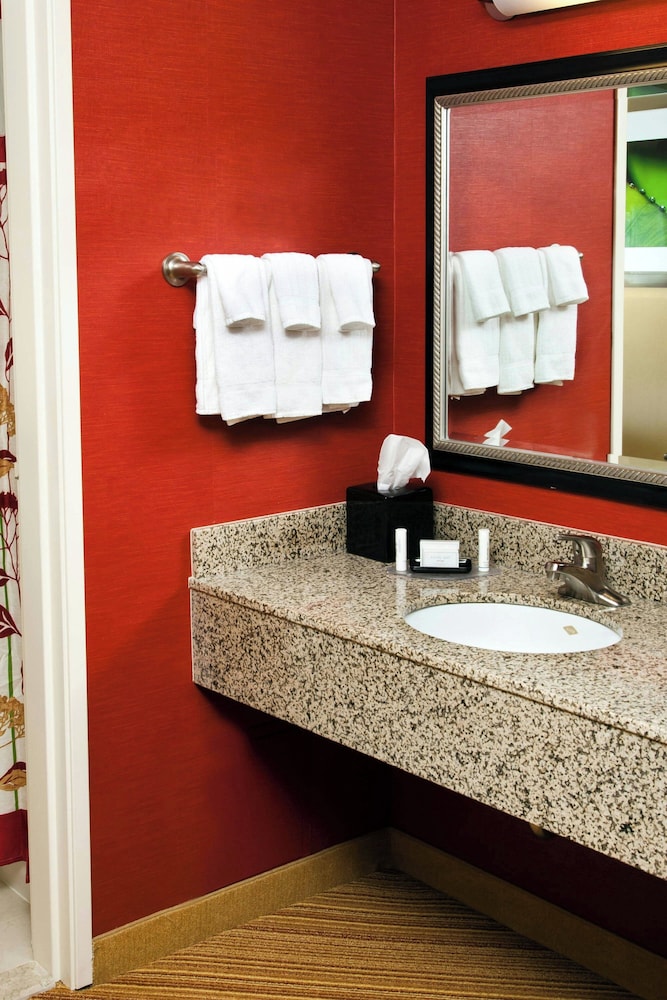 غرفة بسرير كينج مع أريكة، Courtyard By Marriott La Crosse 5/5