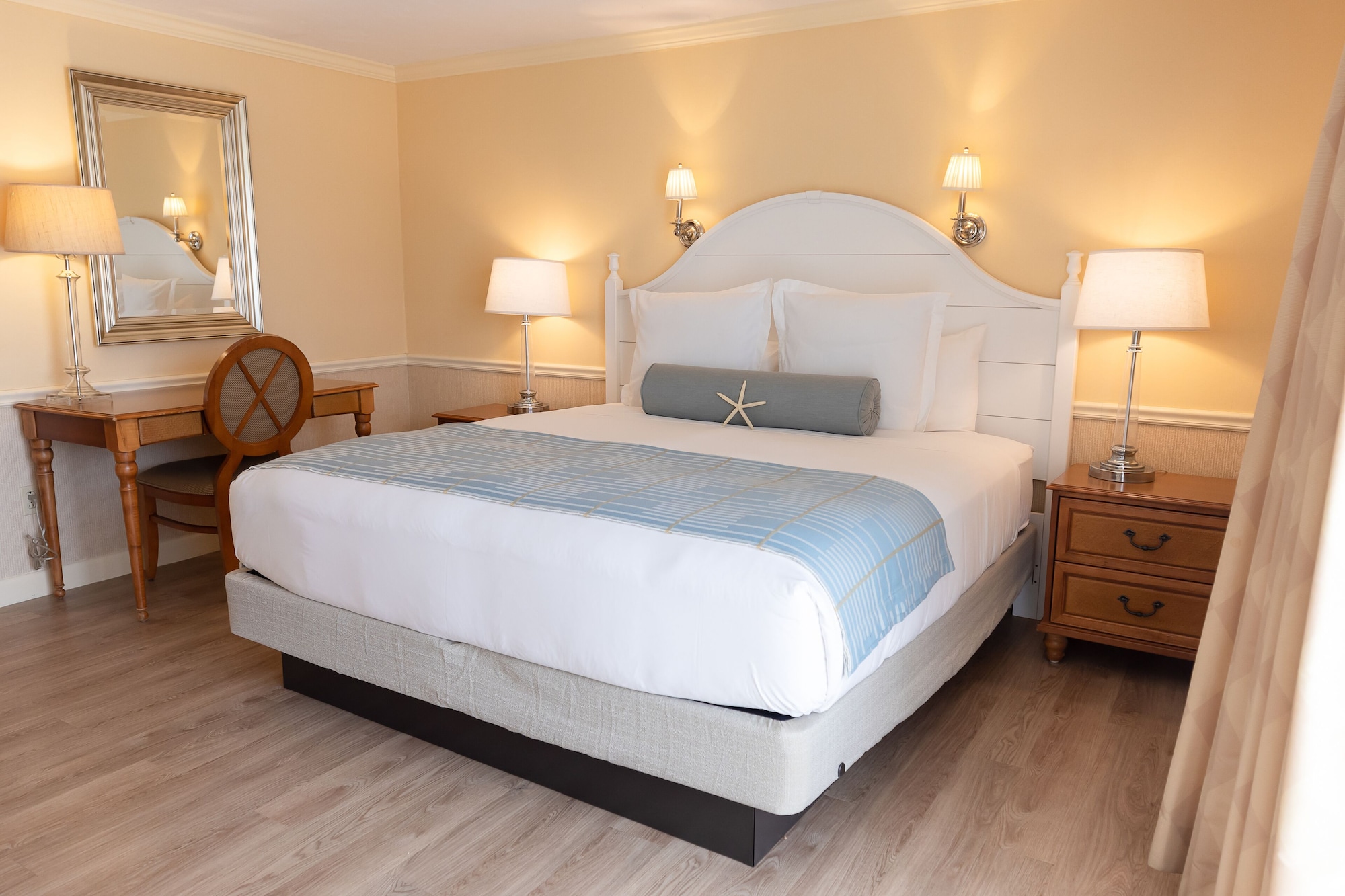 Lower, King Bed, Partial Harbour View