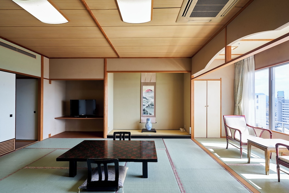 TSUKASA ROYAL HOTEL 56/72