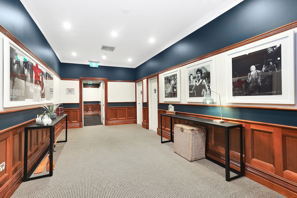 Coogee Bay Hotel Pub Style 28/50