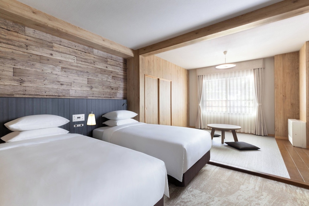 JAPANESE WESTERN, SUPERIOR, TWIN BEDS