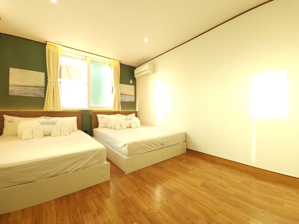 ROOM, QUADRUPLE, EXTERNAL BATHROOM