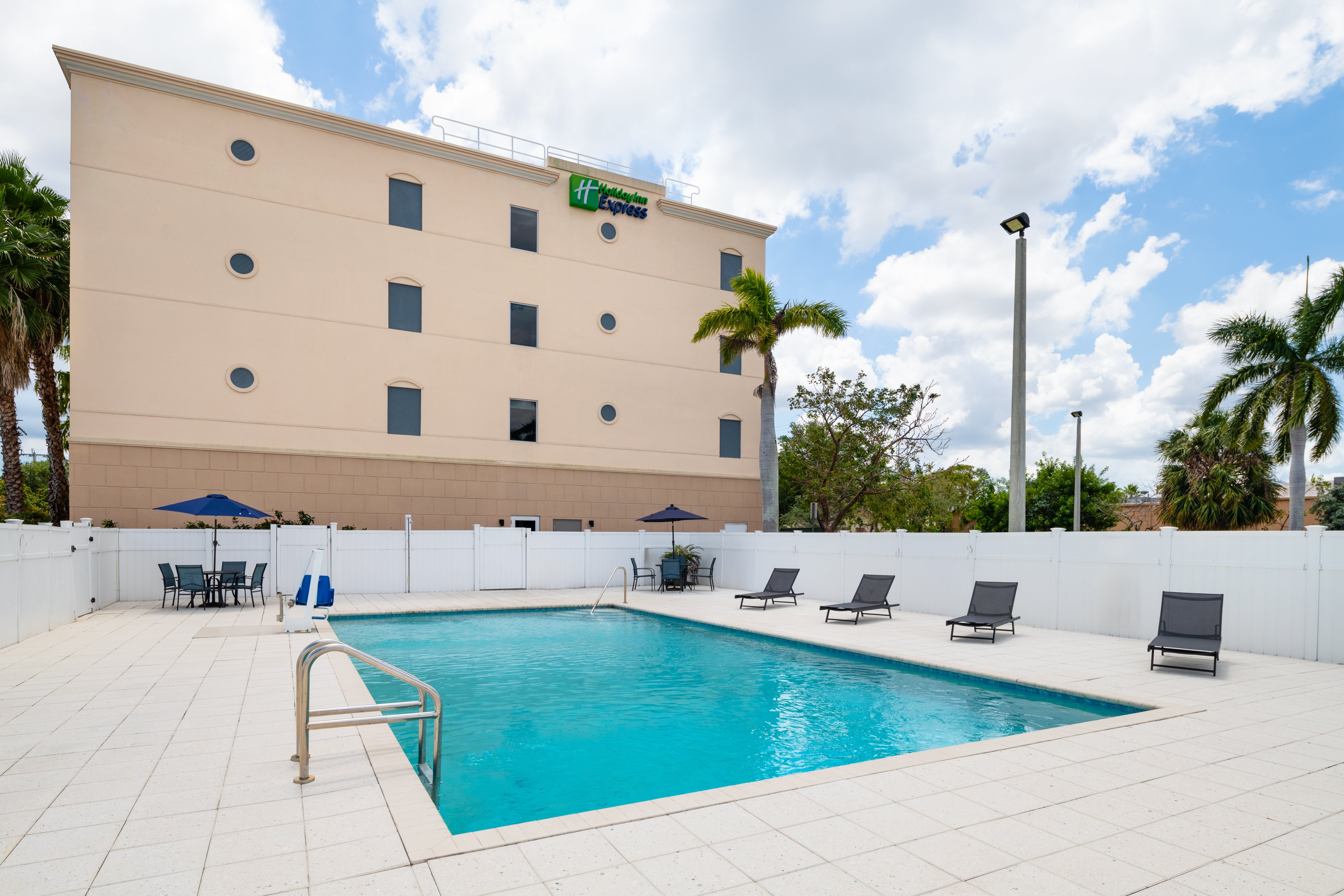 Holiday Inn Express Suites Boynton Beach West 8/71