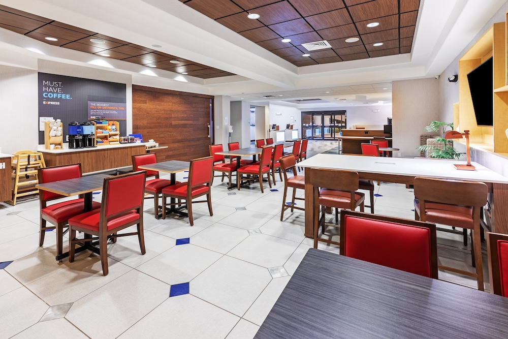 Holiday Inn Express Hotel Suites Hutto 55/72