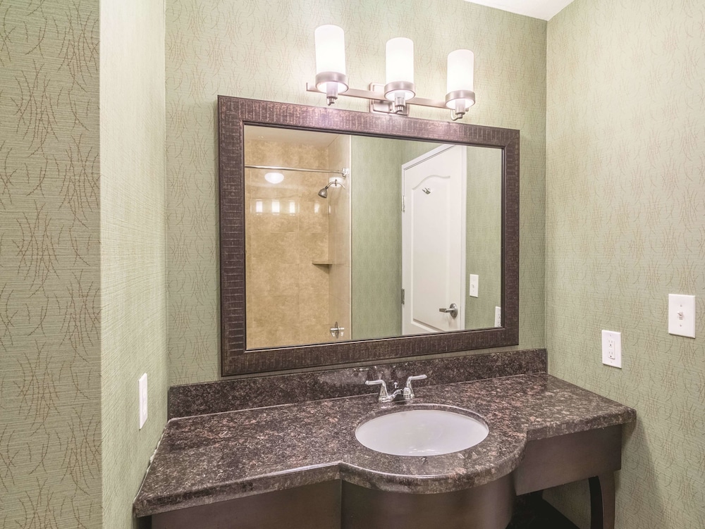 La Quinta Inn & Suites by Wyndham Fort Worth - Lake Worth 47/50