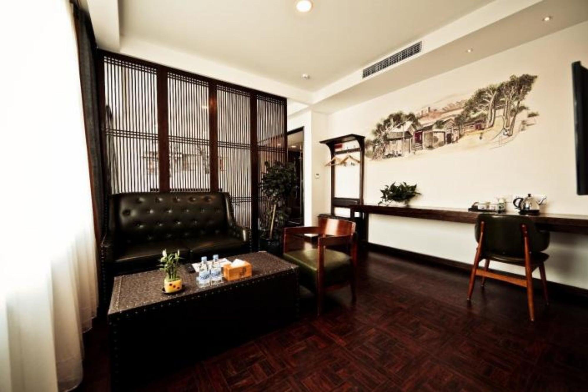 Lobby at Nostalgia Hotel (Beijing Guomao Jinsongpingyuan Metro Station), BEIJING