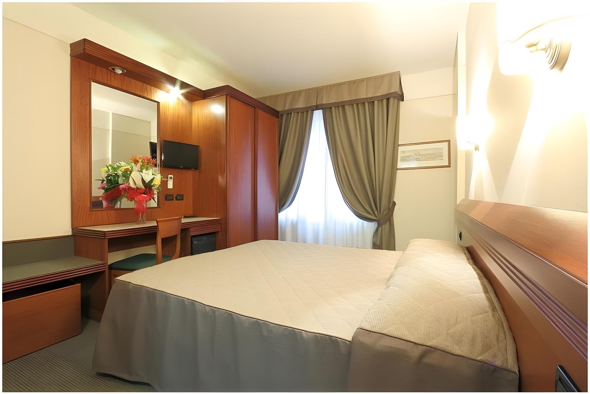ROOM, SINGLE