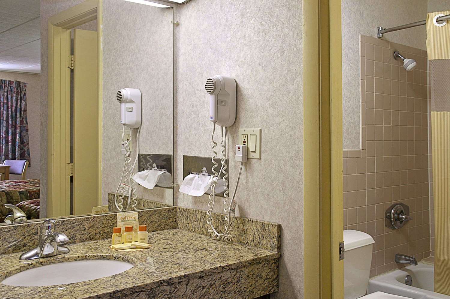 Days Inn by Wyndham Oak Ridge Knoxville 15/16