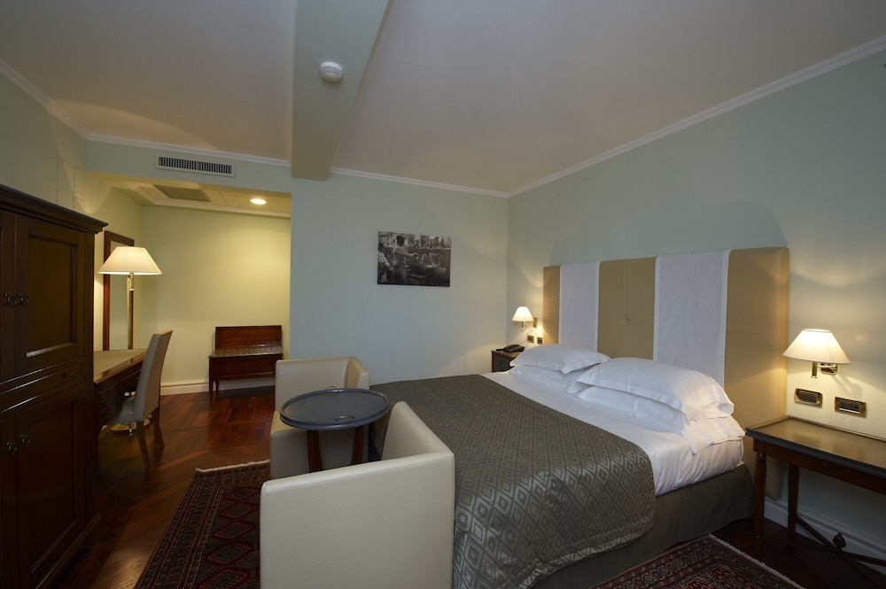 EXECUTIVE, DOUBLE OR TWIN BED