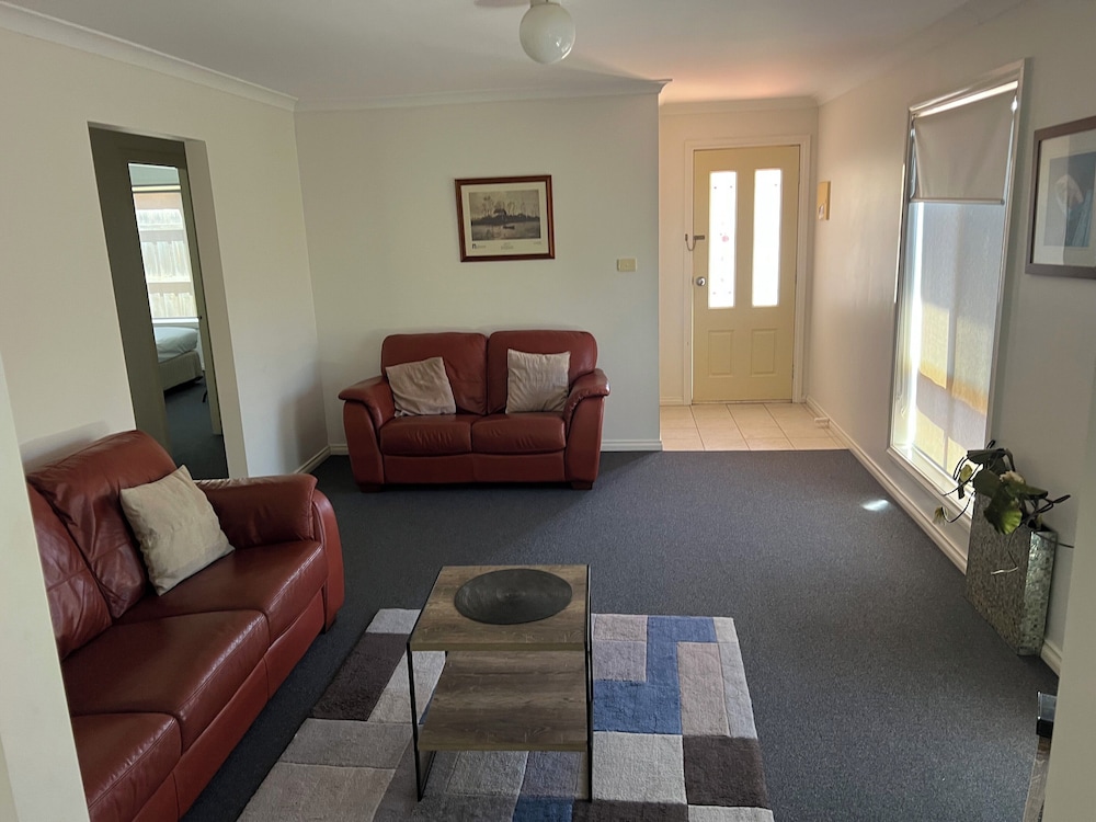 Melton Motor Inn & Apartments 24/32
