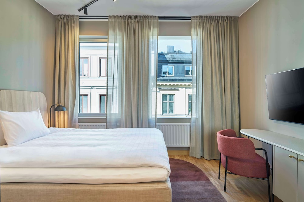 ROOM, SINGLE
