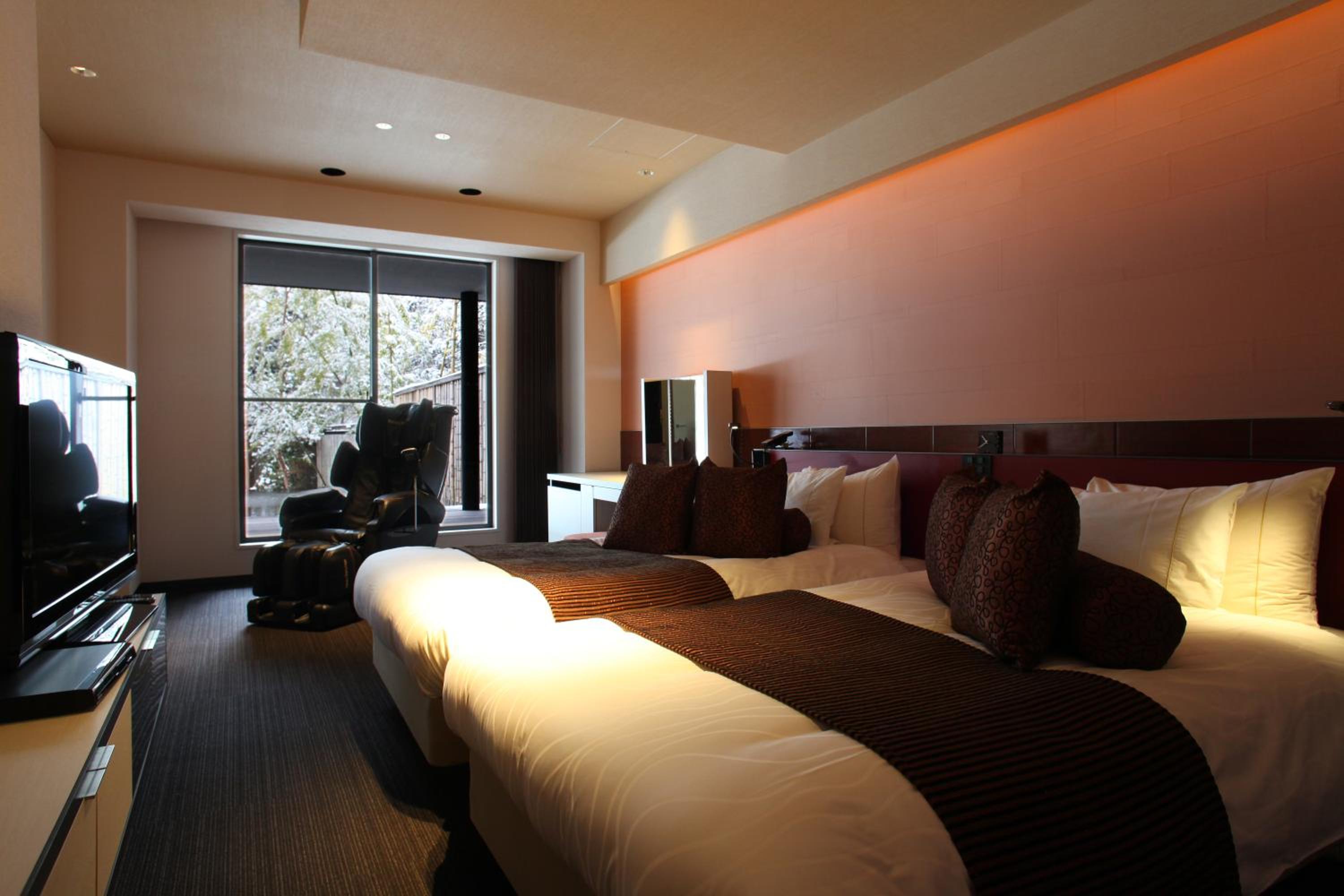 Royal, Suite