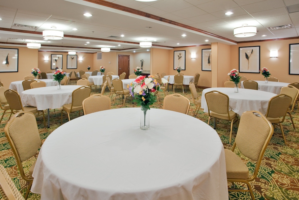 Holiday Inn Express Hotel And Suites Fredericksburg 33/44