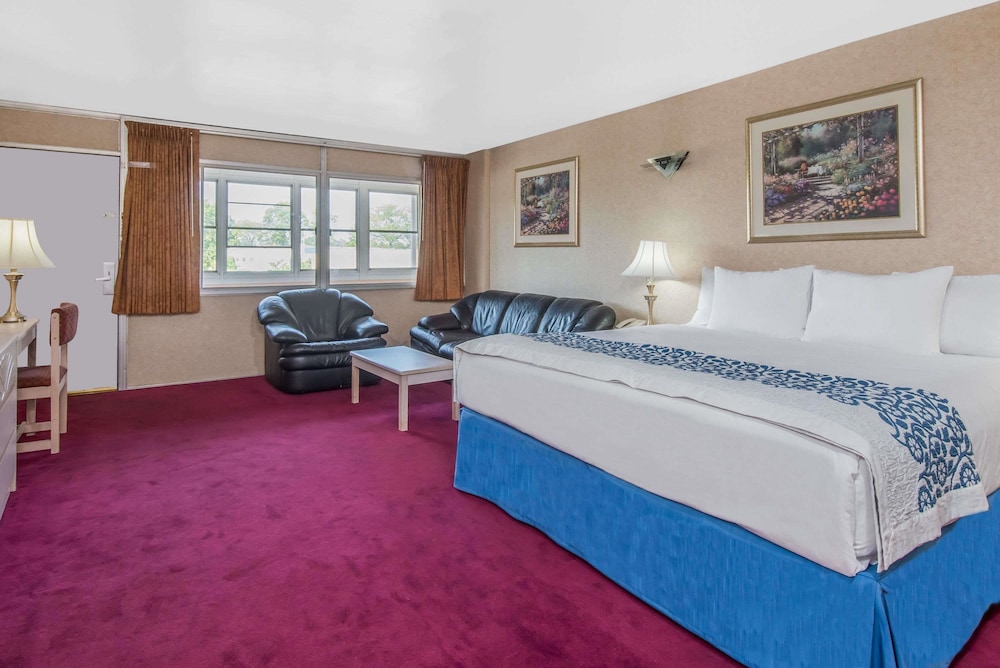 Days Inn by Wyndham Hicksville Long Island 4/20