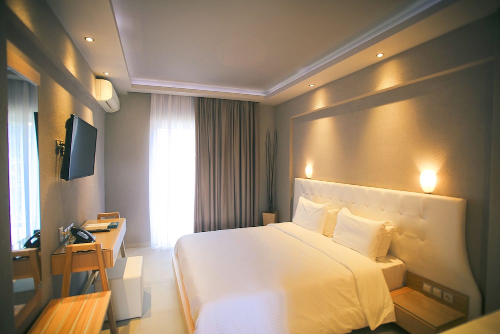 Royal Hotel and Suites 19/49