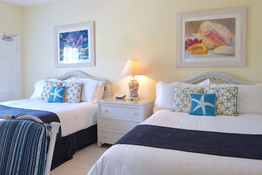 Sandyport Beaches Resort 18/77