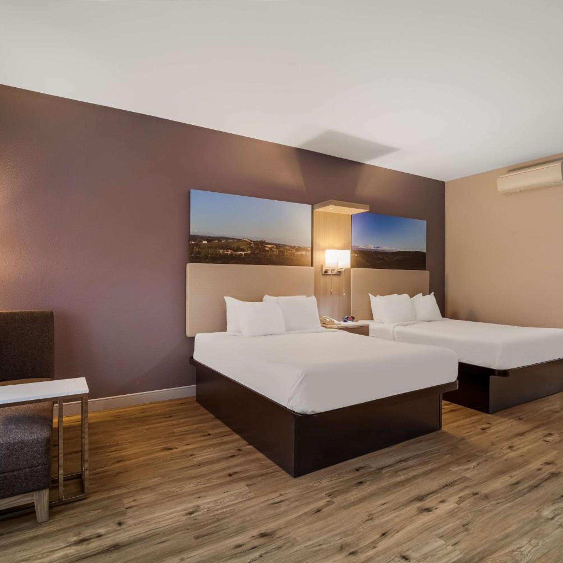 Room, King Bed, 2 Queen Beds, Freeway Side، Best Western Diamond Bar Hotel & Suites 2/4
