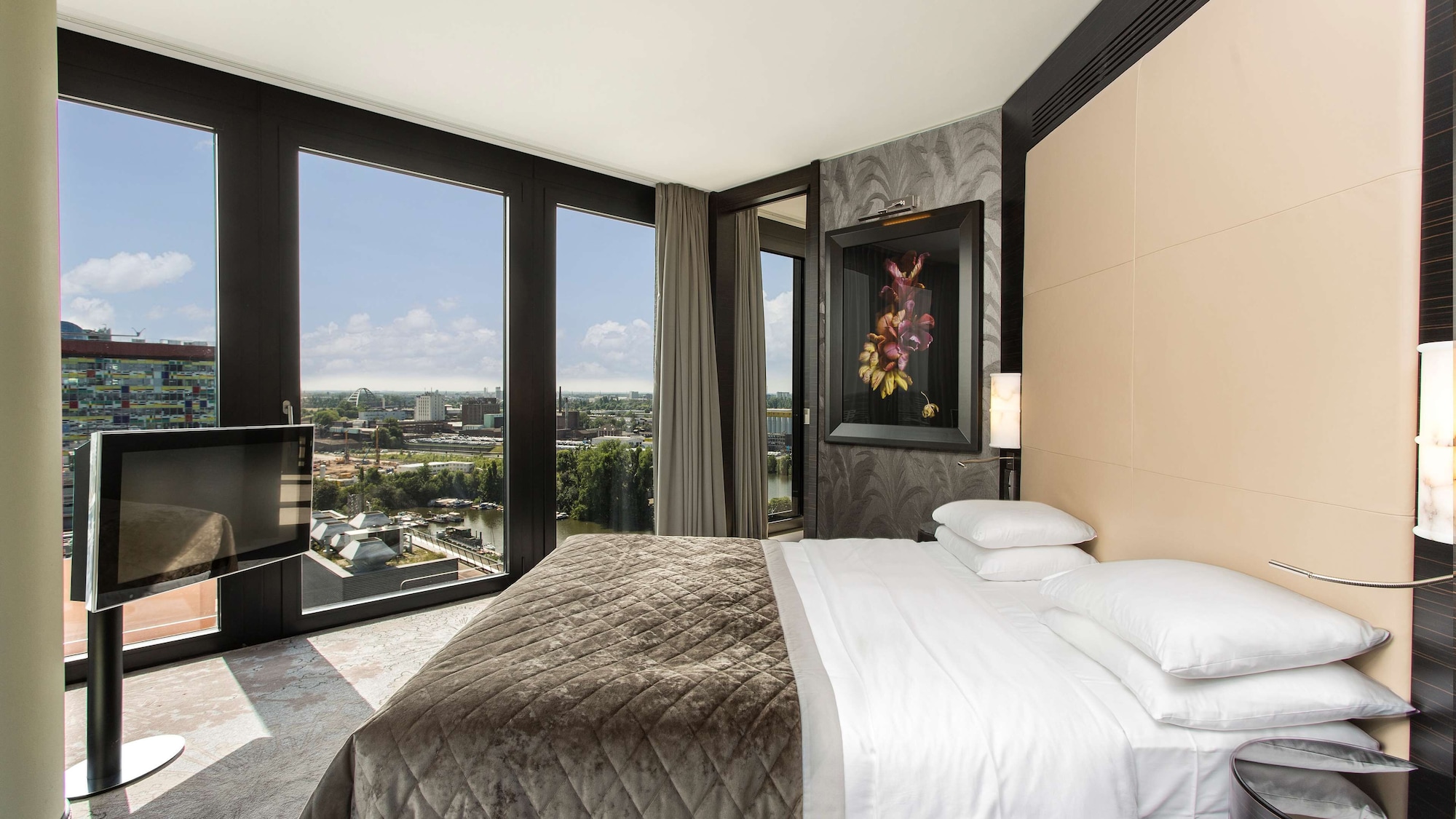 REGENCY, SUITE, KING BED