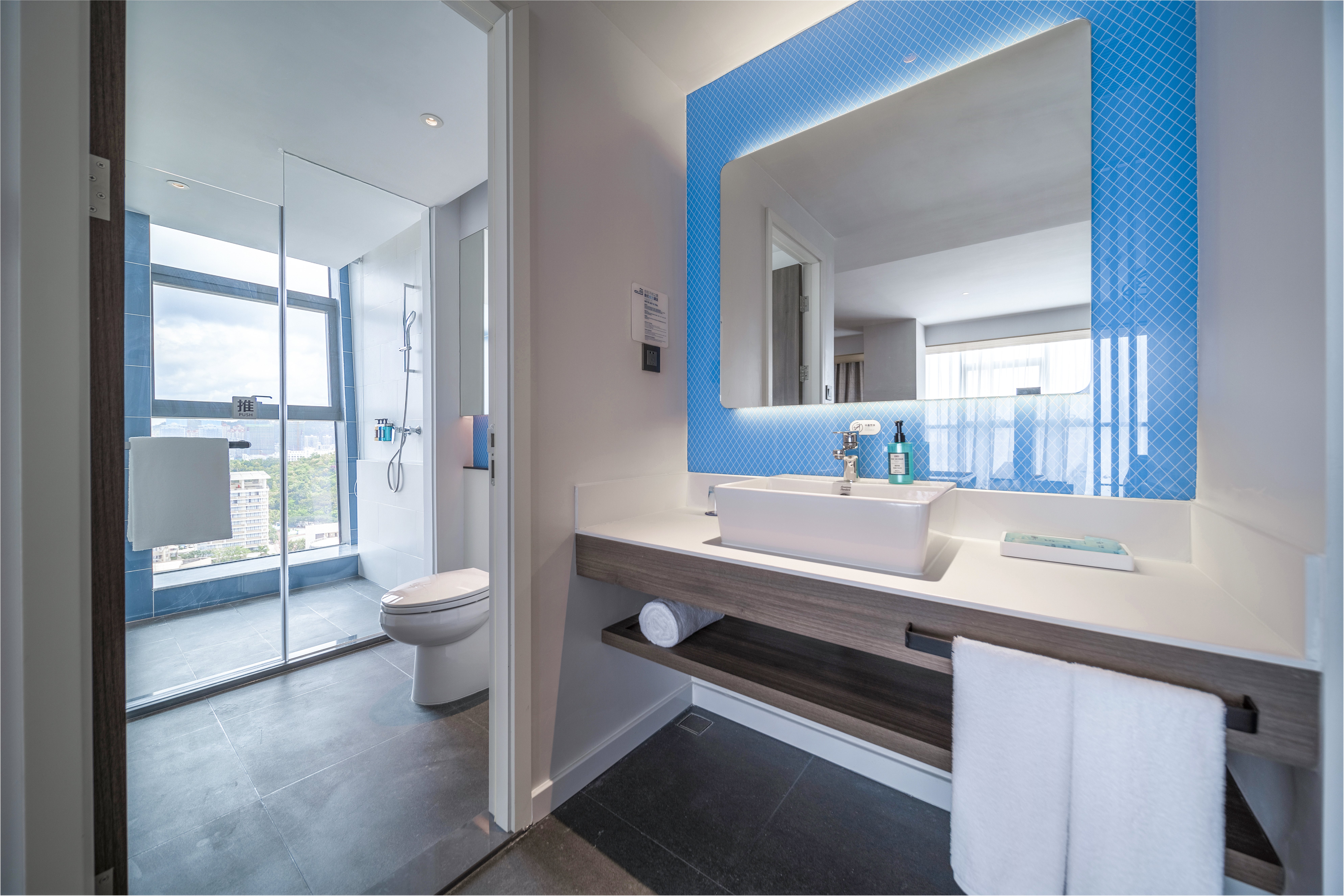 Holiday Inn Express Zhuhai Gongbei 63/63
