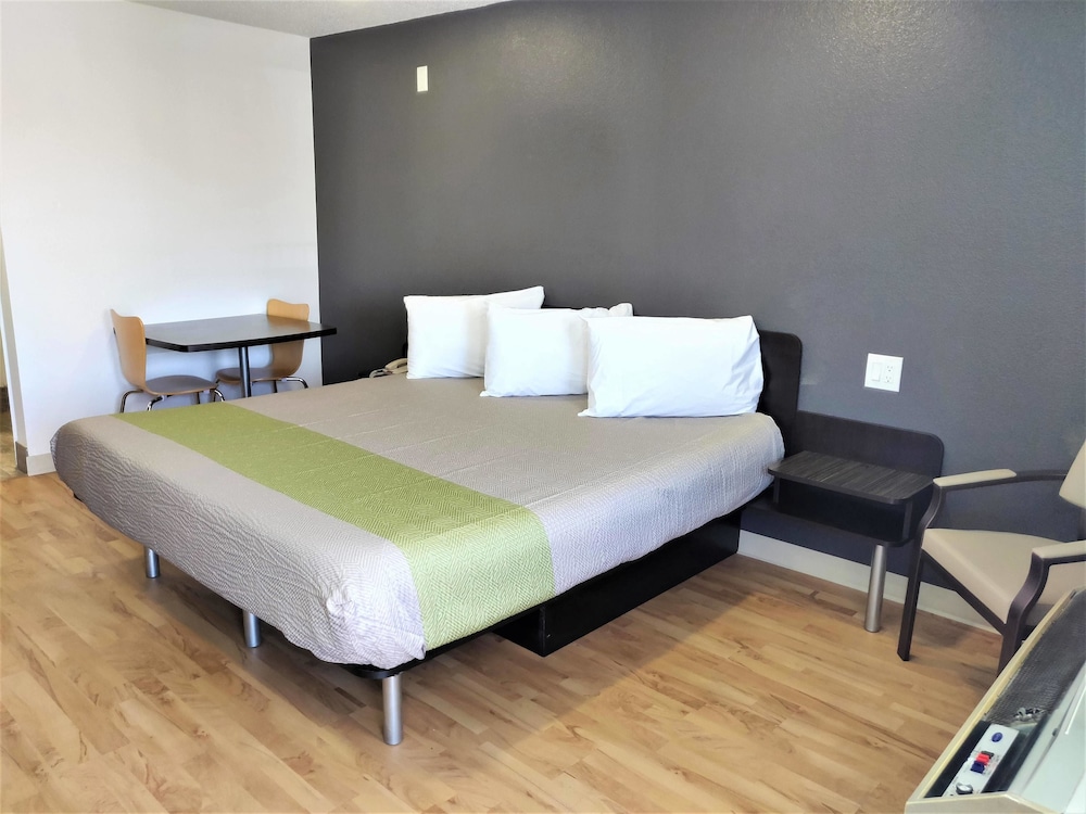 Studio6 Fresno, CA - Extended Stay 16/37