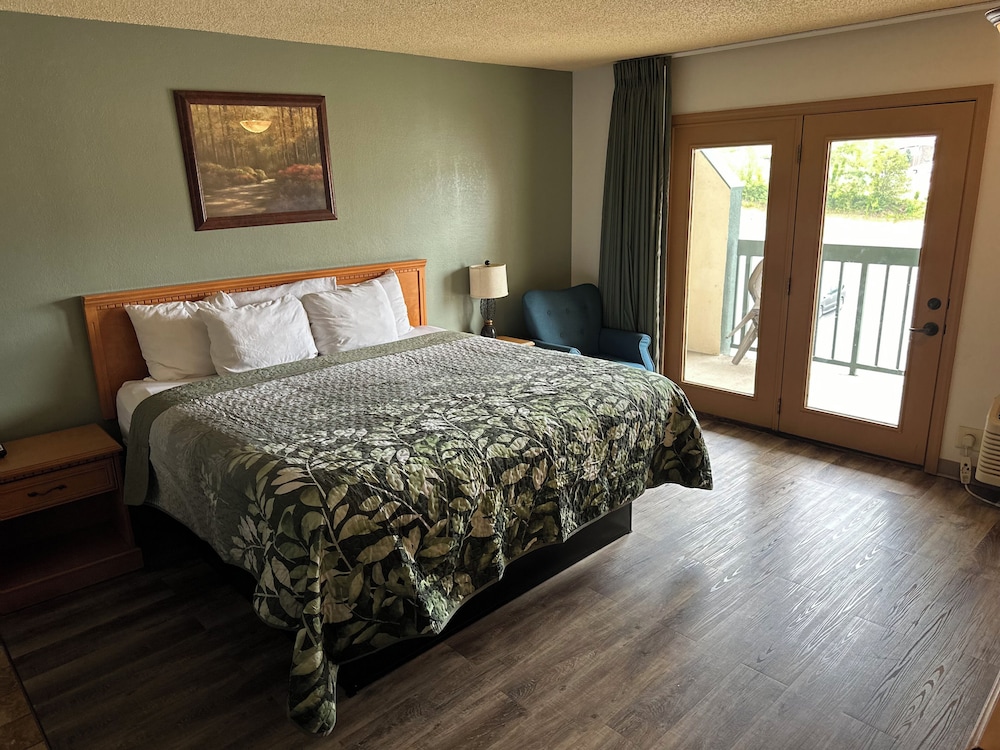 Grand Smokies Resort Lodge Pigeon Forge 12/36