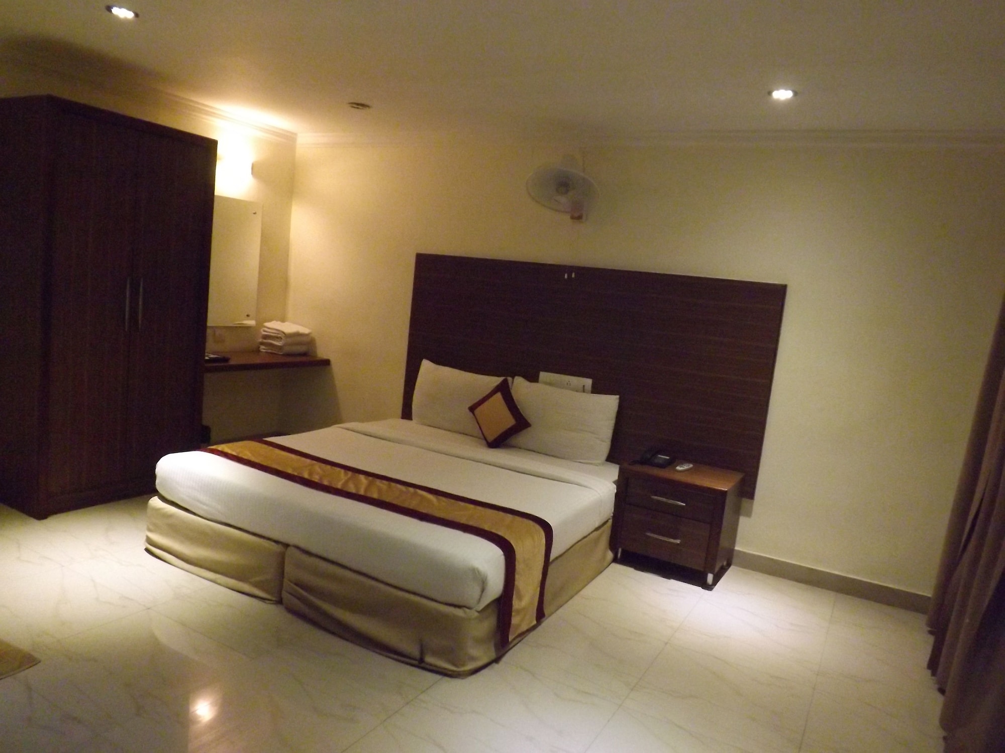 Club, Double Bed