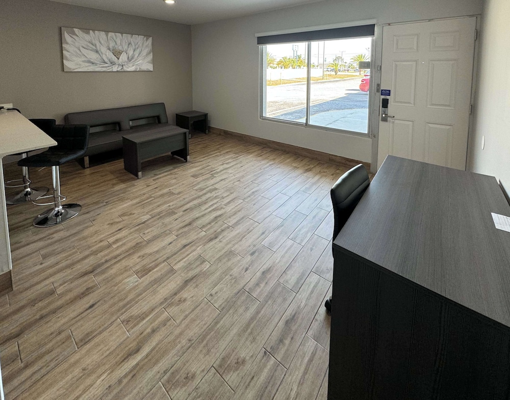 Studio6 Englewood, FL 40/61