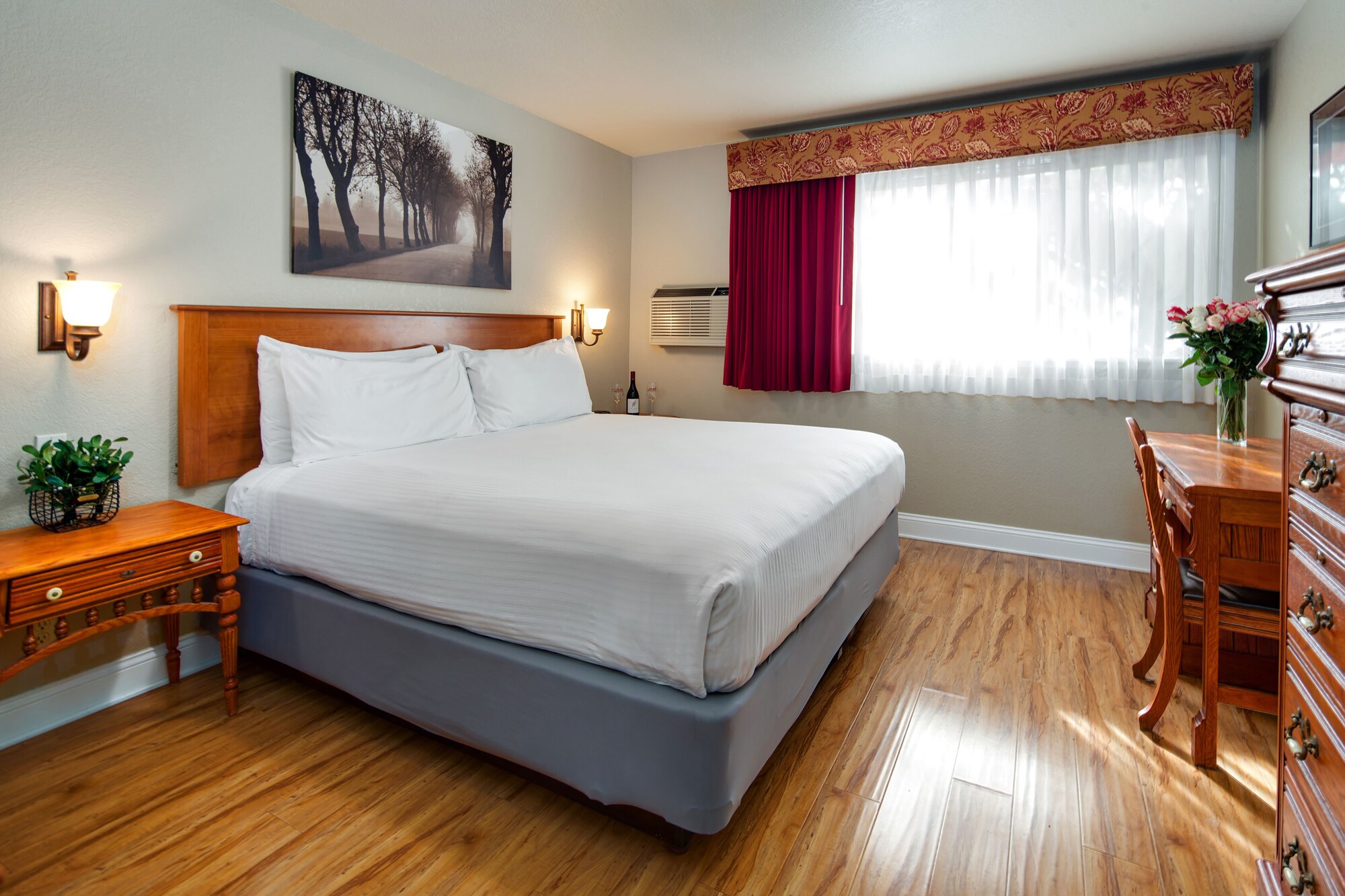 Spa, Suite, King Bed, Queen Murphy Bed, Sofa, Kitchenette