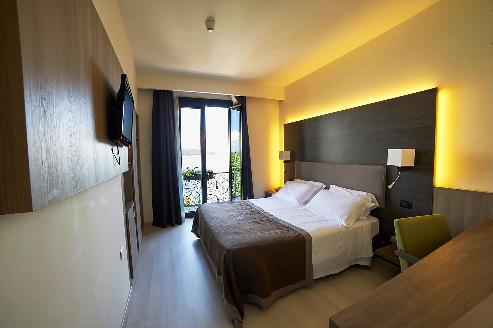 Superior, Queen Bed, Partial Lake View, Balcony
