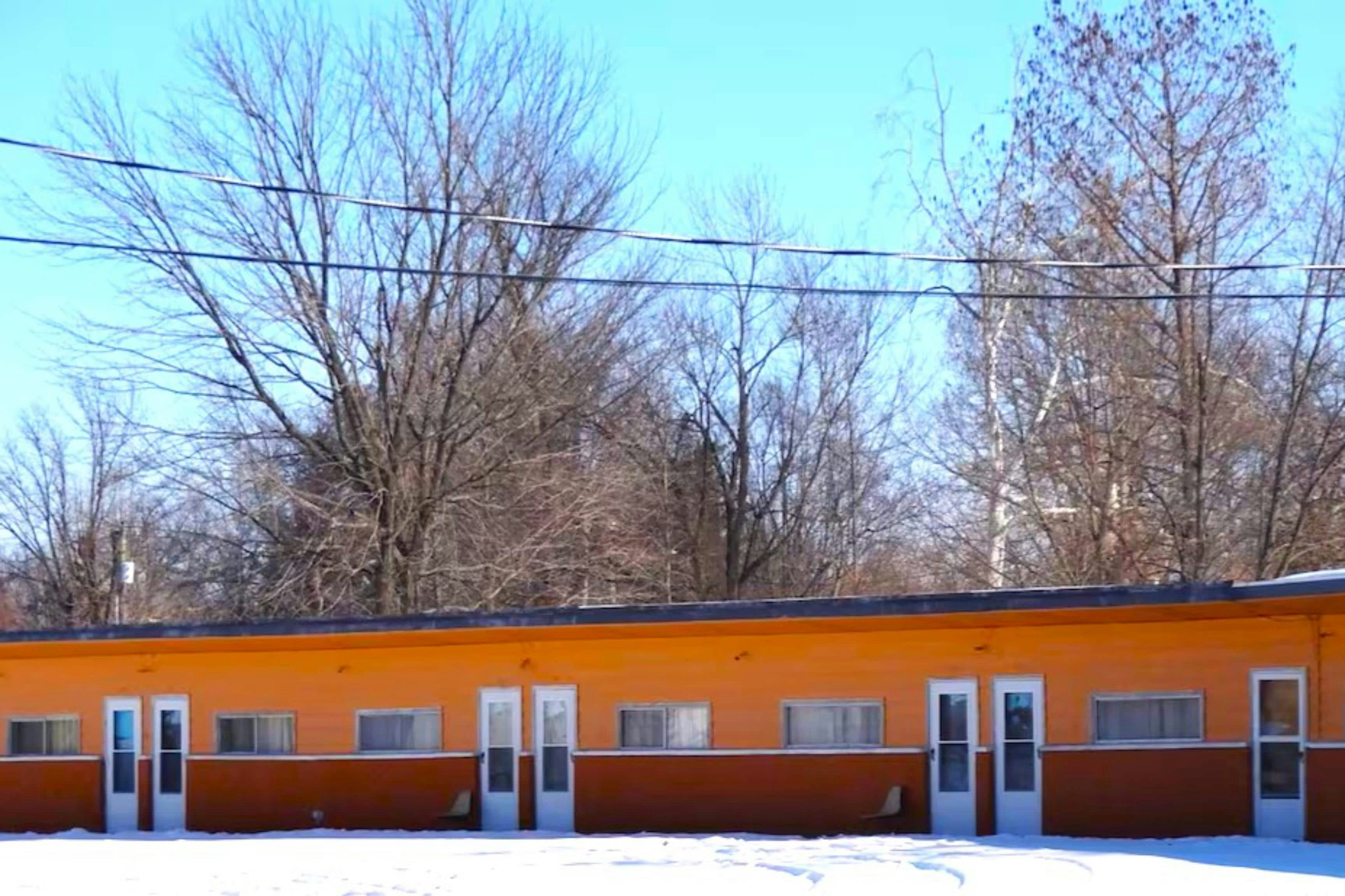 Sparta Motel Near St. Louis / Mississippi River IL 23/27