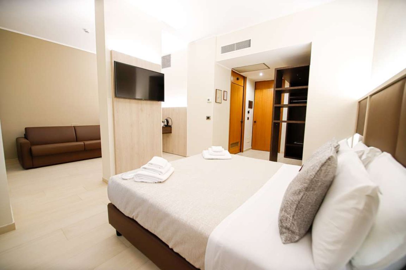 Diplomatic Hotel 7/62